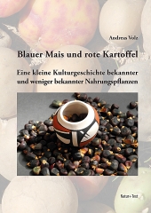 Blauer Mais und rote Kartoffel:Der Hintergrund zeigt verschiedenfarbige Kartoffeln. Im Vordergrund ist ein Foto. Darauf steht ein weißes mit einem schwarz-roten Muster bemaltes Tongefäß, das auf Körnern des blauen Mais steht.
